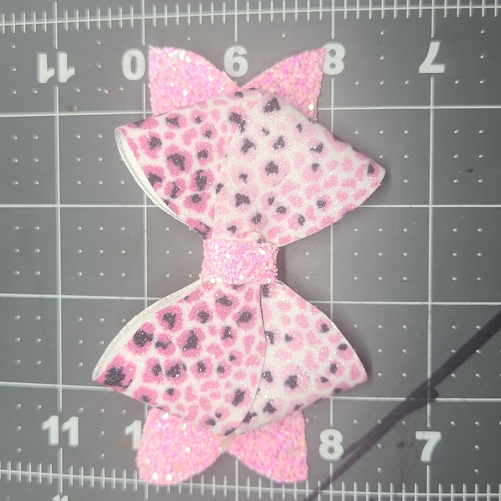 Eye-Catching Pink Hair Bow Accessory - Picture 3 of 4